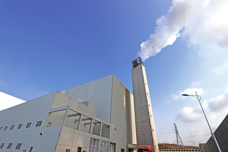 长清马山垃圾点火发电项目日点火约1500吨，年发电2亿度，可满足近6万户家庭一年的用电 垃圾点火 发电生金